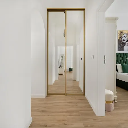 Apartment Jednosci Narodowej Stylowy By Renters